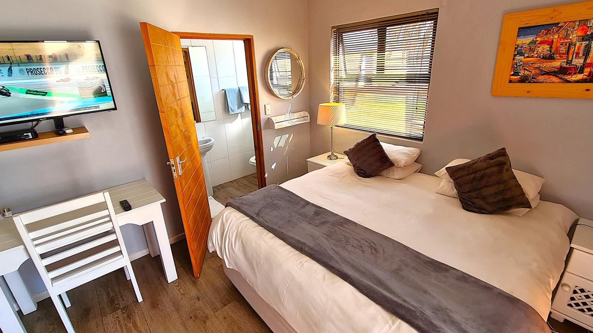 Tiende Laan Bed & Breakfast And Self-Catering Уолфиш-Бей Экстерьер фото